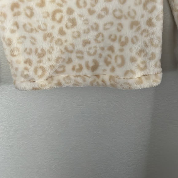 🤍🐆SUPER SOFT SWEATSHIRT CREME LEOPARD PATTERN SZ M(7/8) EXCELLENT CONDITION! - Picture 5 of 6
